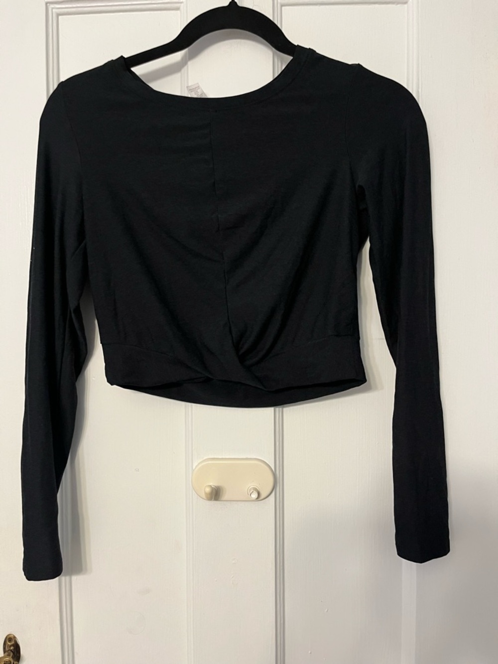 Beyond Yoga Black Featherweight Center Stage Cropped Long Sleeve Pullover M